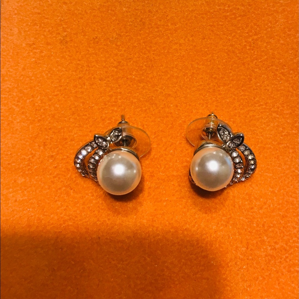 Women earrings and necklace